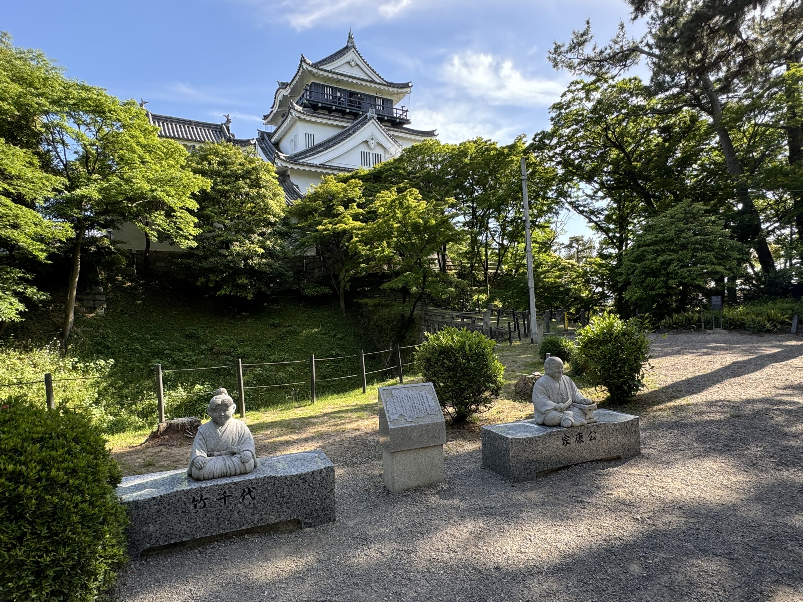 岡崎城と竹千代像