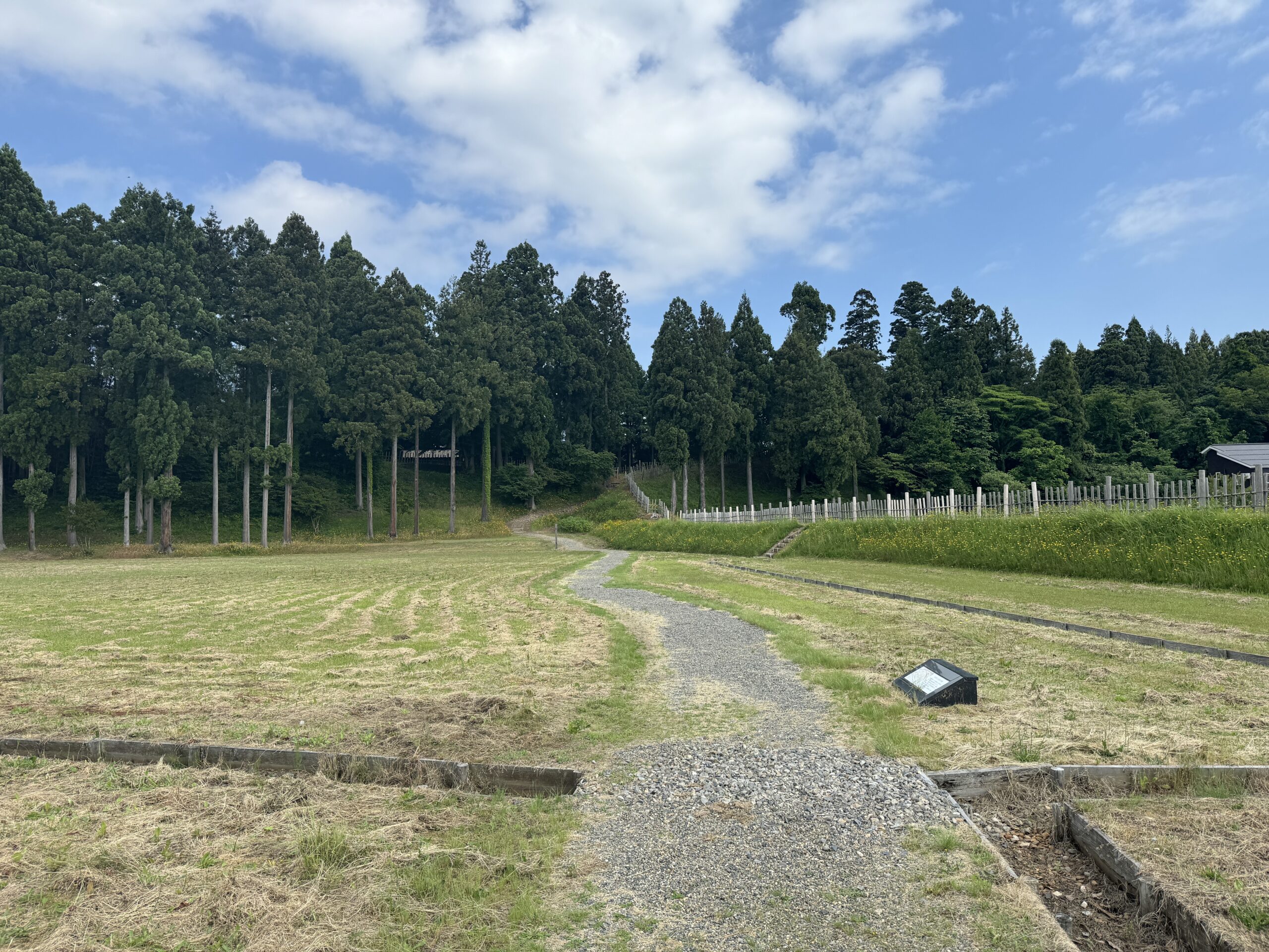 春日山城跡ものがたり館・史跡広場